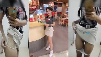 คลิปxใหม่ หลุดจากมือถือสาวSwensen ถ่ายคลิปเสียวตัวเองโชว์กางเกงในจีสตริงน่ารักหีไร้ขนน่าจับถกกระโปรงเย็ดคาชุด