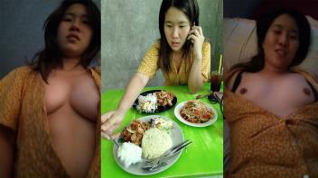 เสียวหีโคตร นัดเย็ดเมียน้อย Xxx พาไปกินส้มตำเสร็จเปิดม่านรูดจับเย็ดคาชุด คลิปโป๊หลุดมาใหม่เสียงไทยชัดเจน