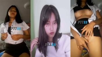 ดูหีสาว เรียนเสร็จกลับหอเงี่ยนจัดตั้งกล้องคอลเสียวกับผัว นั่งเบ็ดหีช่วยตัวเองคาชุดนักศึกษาบนที่นอนนมกำลังตั้งเต้าลีลาเด็ดแหกหีเขี่ยเม็ดแตดจนเสร็จคามือ