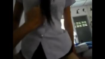 หลุดสาวมหาลัยขึ้นควบควยคาชุดนักศึกษา เย็ดกันหลังเลิกเรียน