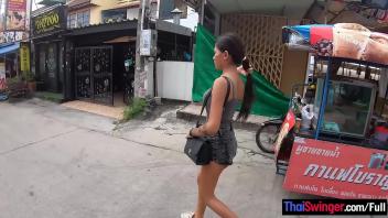 สาวบ้านนอกรับงานฝรั่งหาเงินเลี้ยงลูก หีแดงๆแบบนี้น่าเย็ดไหม
