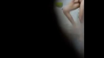 คลิปโป๊เจาะรูแอบดูหีน้องเมียตอนอาบน้ำ